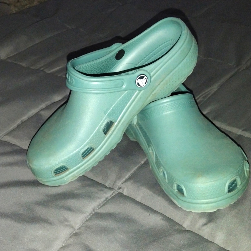 Crocs sage greensize 6 men 8 women